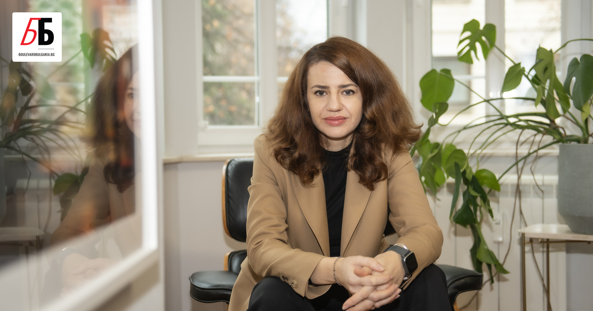 Някъде между месечната среща, неочакваното телефонно обаждане, софийската гара и