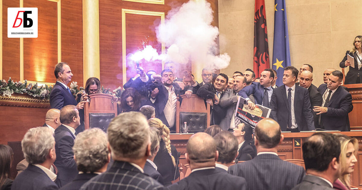 Опозиционни депутати от албанския парламент влязоха в сблъсъци с полицията