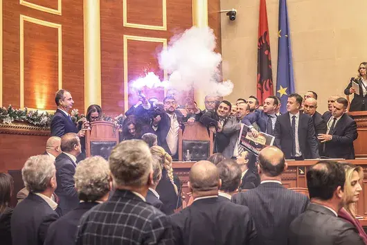 Сигнални ракети и сблъсъци в албанския парламент заради скандал с вицепремиера на Еди Рама 