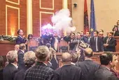 Сигнални ракети и сблъсъци в албанския парламент заради скандал с вицепремиера на Еди Рама 