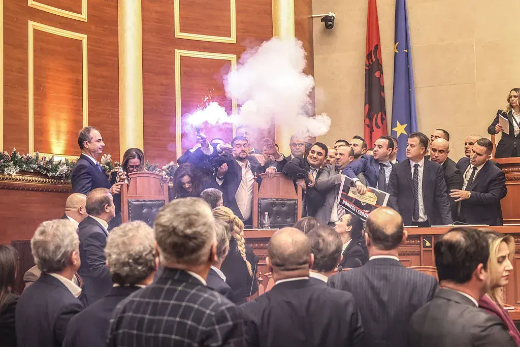 Сигнални ракети и сблъсъци в албанския парламент заради скандал с вицепремиера на Еди Рама 