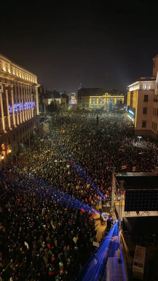 Хиляди протестираха в София с искане за честни избори и изцяло машинен вот (обновена)