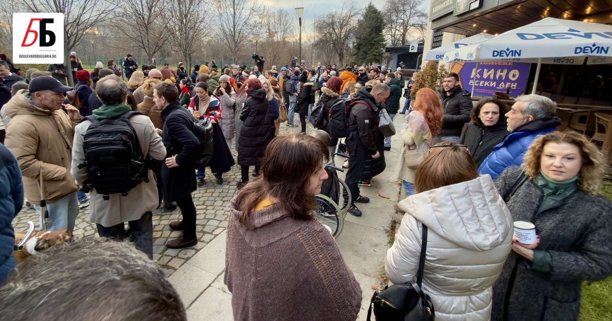 Десетки журналисти и граждани се събраха тази сутрин пред сградата