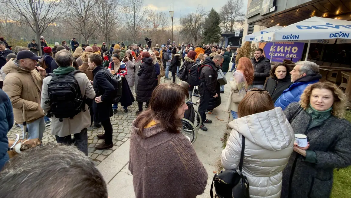  Журналисти пиха "протестно кафе" пред bTV в подкрепа на Мария Цънцарова