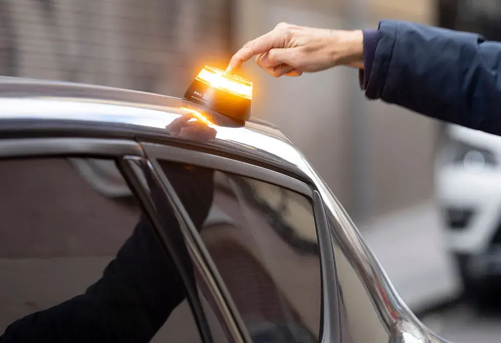 Испания въвежда задължителни V-16 аварийни светлини във всяка кола от 2026 г.