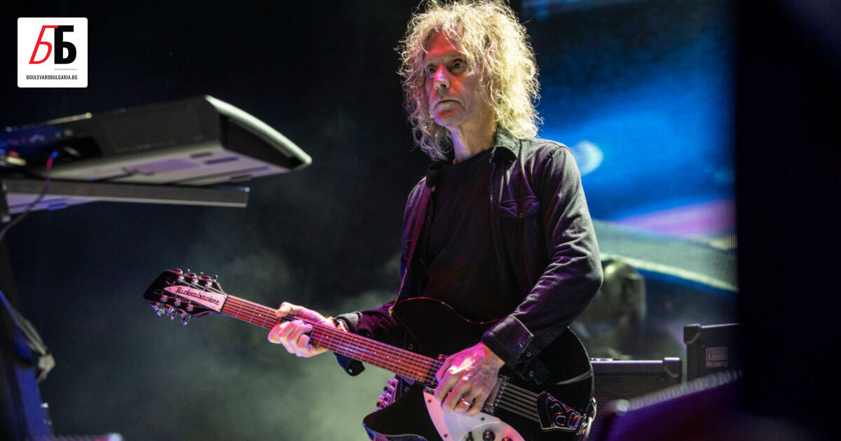 Пери Бамонте, дългогодишен китарист, клавирист и шестструнен басист на The