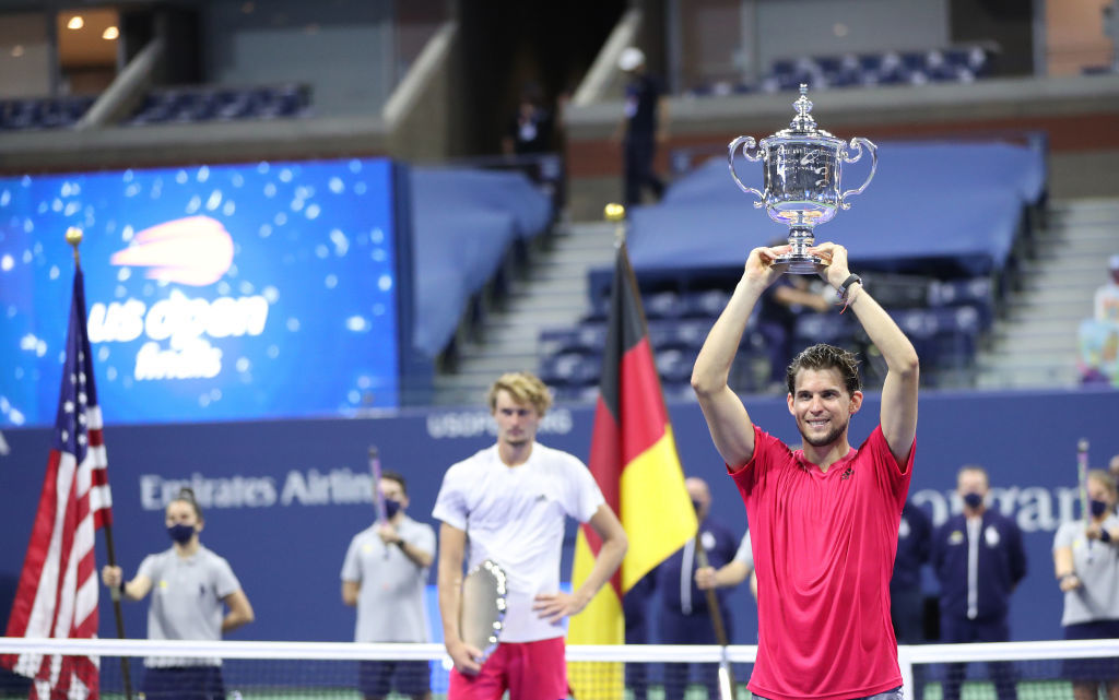 <br><br>
Един невиждан до момента US Open няма как да не завърши с невиждан в историята финал. До момента никой в „Откритата ера“ на тениса не беше обръщал резултата в заключителната битка при мъжете от 0-2 сета, но Доминик Тийм го направи. <br><br>
27-годишният австриец се пребори за своята първа титла от Големия шлем. Световният №3 показа изключителен характер, за да надделее в петсетовата драма срещу Александър Зверев с 2-6 4-6 6-4 6-3 7-6(6).