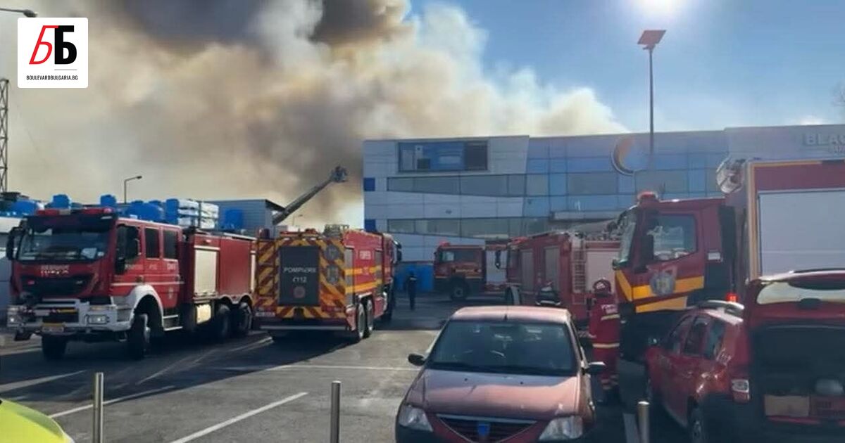Мощен пожар се запали в склад в Букурещ и разнесе