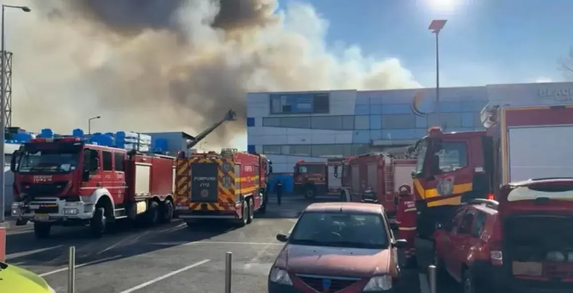 Силен пожар избухна в склад за пластмасови изделия в Букурещ