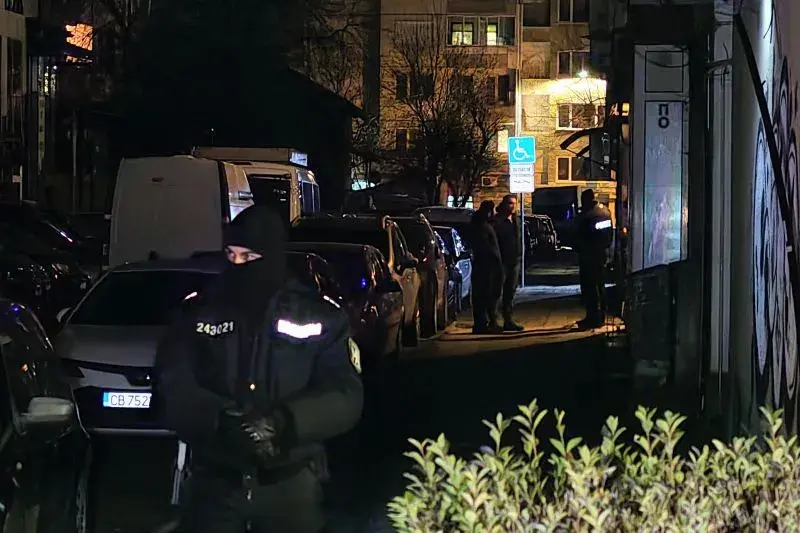 Трима души са задържани за въоръжения грабеж в магазин в "Красно село"