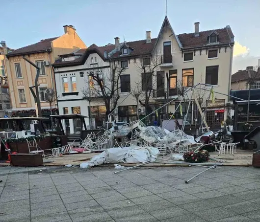 Ураганен вятър над 120 км/ч нанесе щети във Враца 