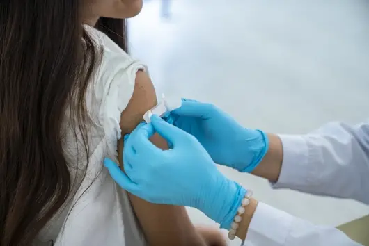 Безплатната ваксина срещу човешкия папилома вирус вече е достъпна за момичета до 18 г.