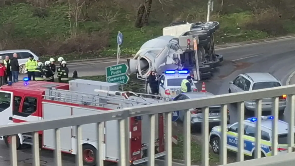 Бетоновоз се обърна до "Цариградско шосе" в София