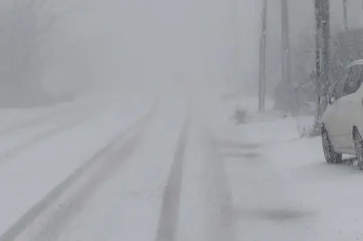 Десетки населени места са без ток, силен вятър и снеговалежи усложняват пътната обстановка в страната