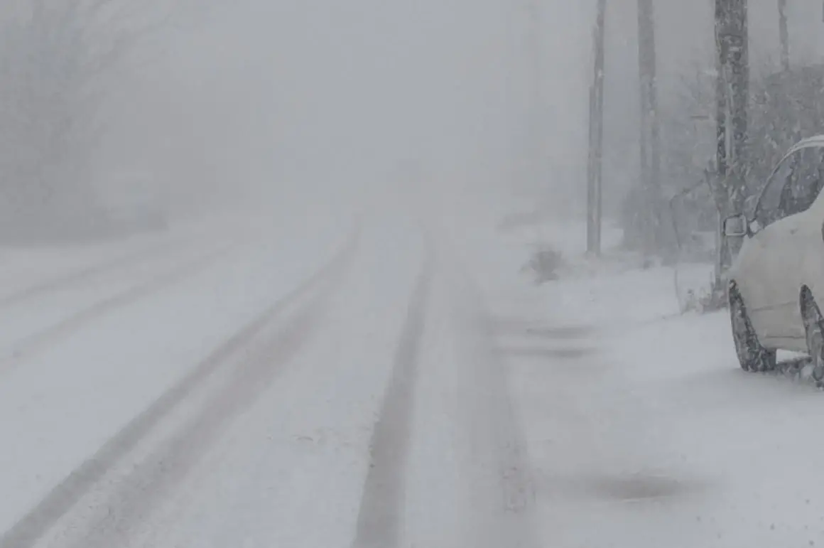Десетки населени места са без ток, силен вятър и снеговалежи усложняват пътната обстановка в страната
