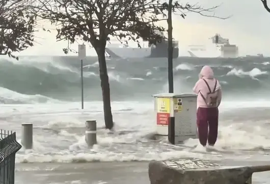 Мощна буря с ураганен вятър причини сериозни разрушения и наруши транспорта в Турция