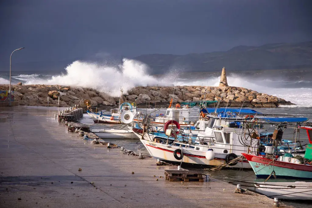 Силен вятър спря фериботи в Гърция и наруши корабния трафик