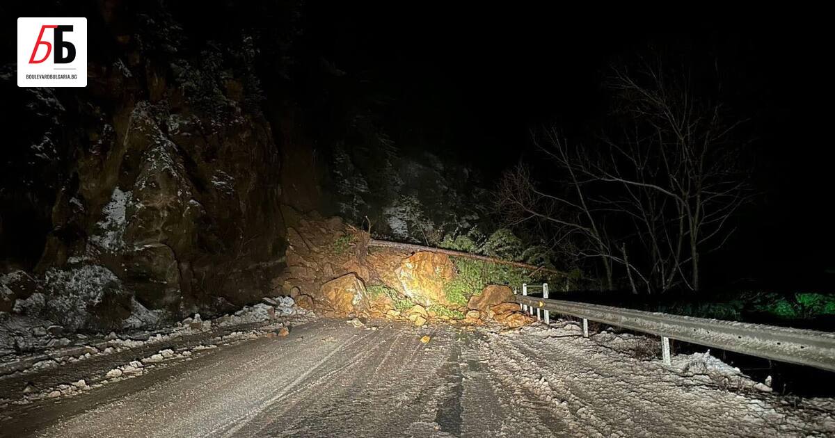 Свлачище със скална маса над 150 кубични метра е затворило