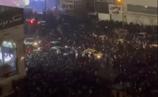 Протестите в Иран продължават въпреки репресиите и прекъснатия достъп до интернет