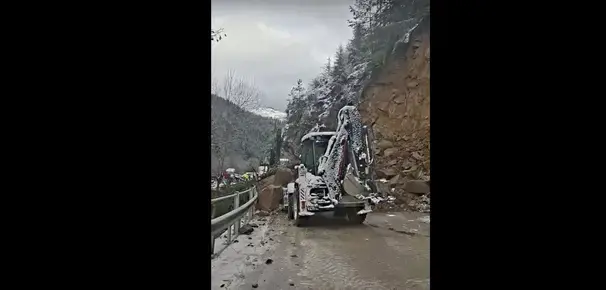 Разчистват свлачището на пътя Смолян–Девин, зимната обстановка в страната остава усложнена (Обновена)