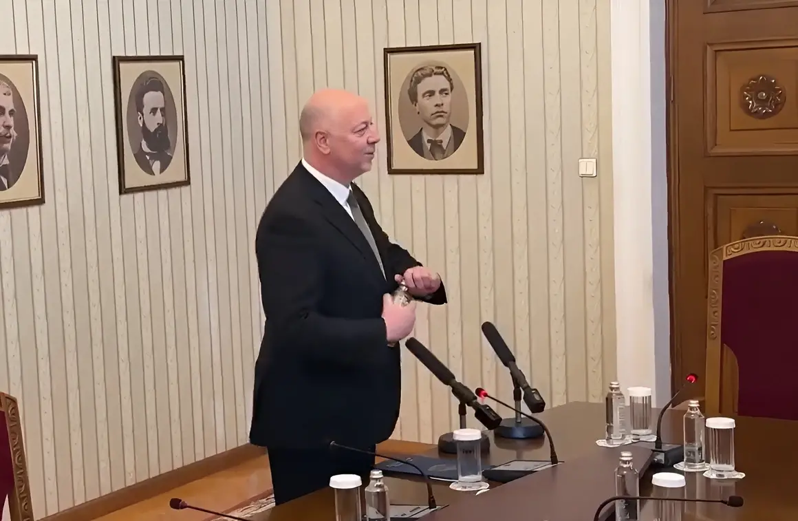 Желязков пи една вода в президентството и върна мандата