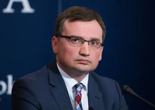 Бивш полски министър, разследван за злоупотреба с власт, получи убежище в Унгария