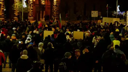 Протест с искане за 100% машинно гласуване започна в София (ВИДЕО)