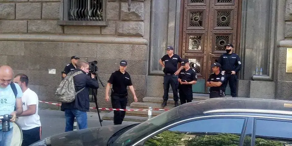 Протестиращи от "Системата ни убива" се барикадираха в Народното събрание