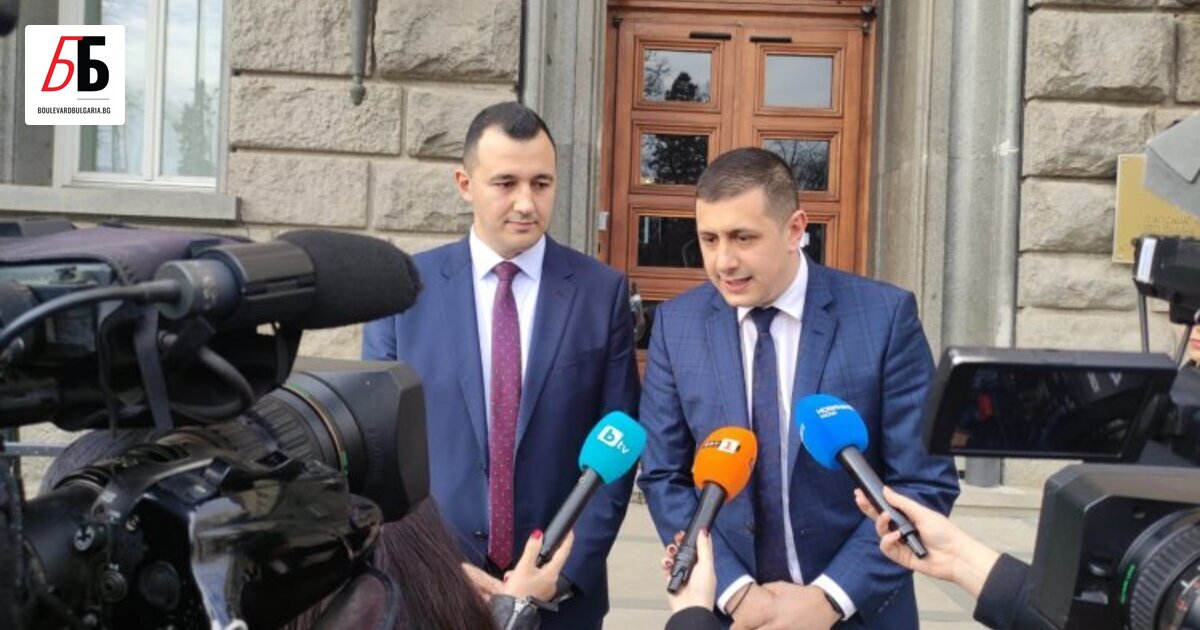 Депутатите Атанас Атанасов и Габриел Вълков от БСП се обявиха