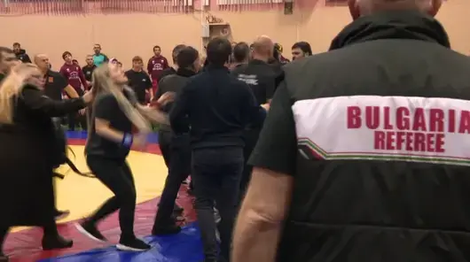 Държавното по борба завърши със скандал. Съдийка опита да нокаутира състезател