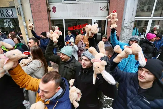 Протест иска оставката на Сарафов с "дъжд" от плюшени зайчета