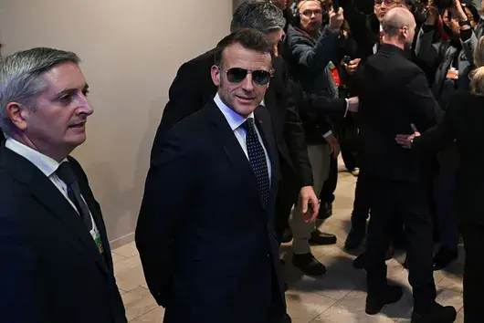 От Давос до Top Gun. Kак Макрон превърна един аксесоар в златна модна реклама?