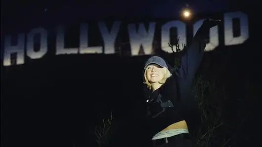 Сидни Суини окичи знака Hollywood със сутиените си и забърка нов скандал