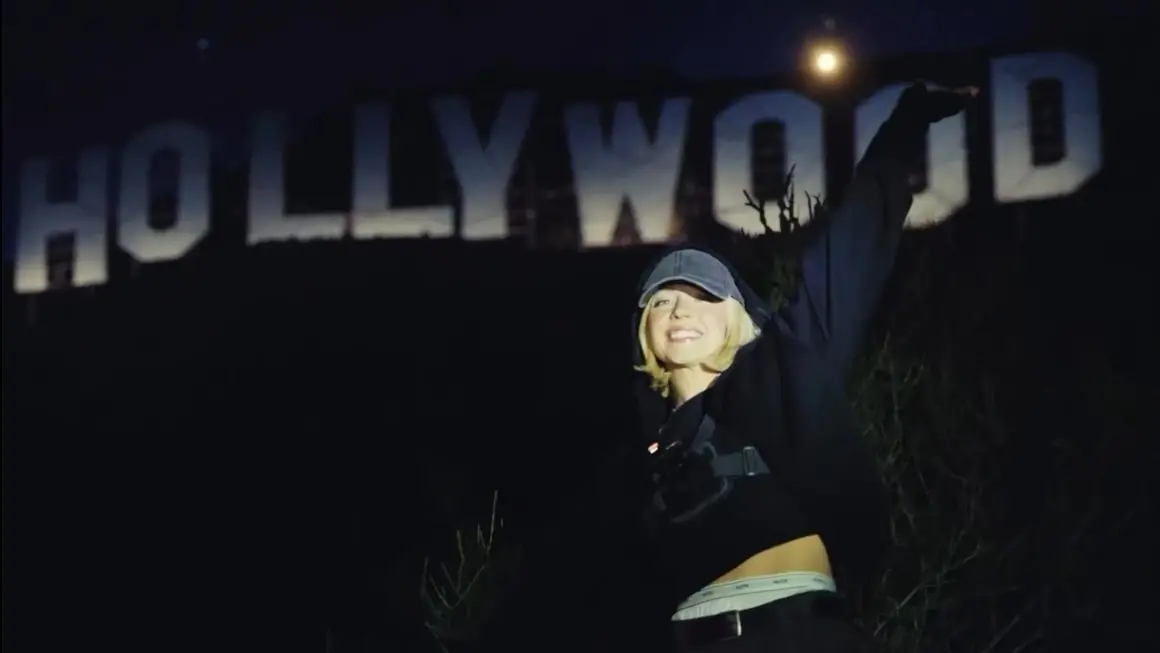 Сидни Суини окичи знака Hollywood със сутиените си и забърка нов скандал