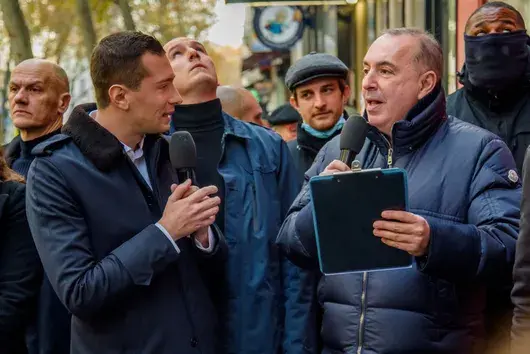 Френският ТВ водещ, осъден за секс престъпления, който не слиза от ефир дори след политически бойкот