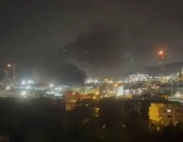 Експлозия предизвика пожар в най-голямата турска петролна рафинерия