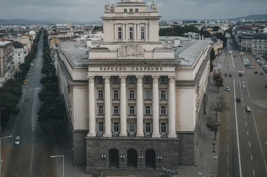 Неизползваната пленарна зала в Партийния дом продължава да гълта милиони
