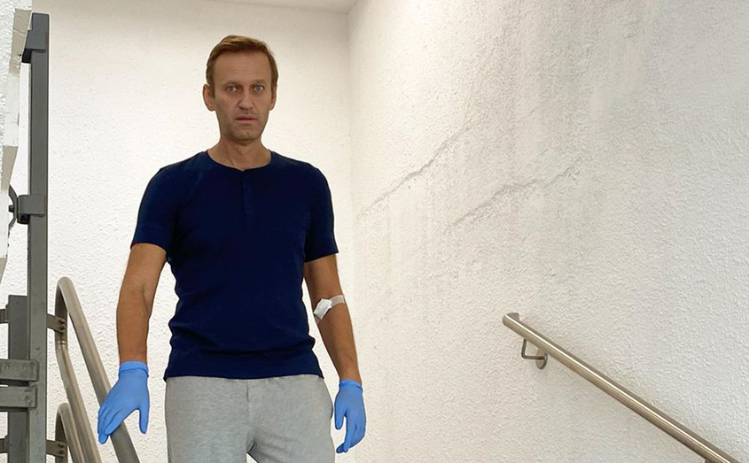 Алексей Навални вече е на крака, съзнанието му се подобрява
