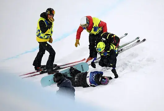 17-годишна състезателка падна брутално, но спечели олимпийска титла