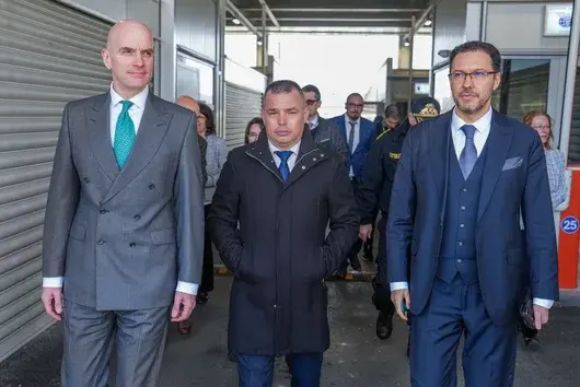 Ето къде е Даниел Митов, докато въпросите без отговор за "Петрохан" се множат