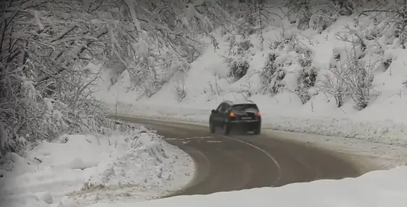 Бурен вятър и сняг блокираха тирове и автобуси в Северозападна България