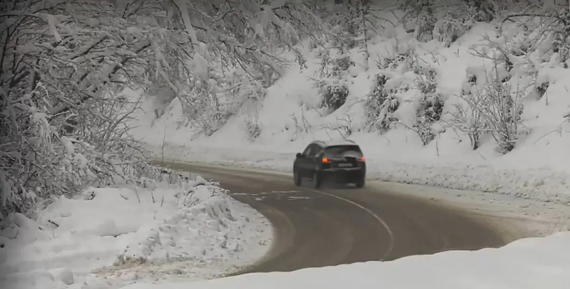 Спряха движението по АМ "Тракия" между Бургас и Зимница заради снегонавявания 