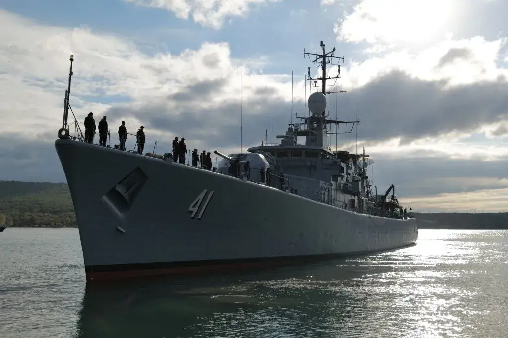 Издирват риболовен кораб с трима души, изчезнал при Маслен нос 