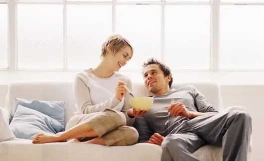 Един на всеки петима души по света се храни на дивана, сочи проучване на IKEA