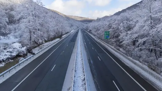 Предупредителен код за обилен снеговалеж е в сила за почти цяла България