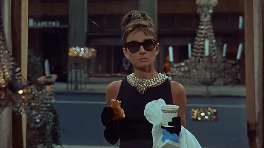 Лили Колинс ще изиграе Одри Хепбърн във филм за великата "Закуска в Тифани"