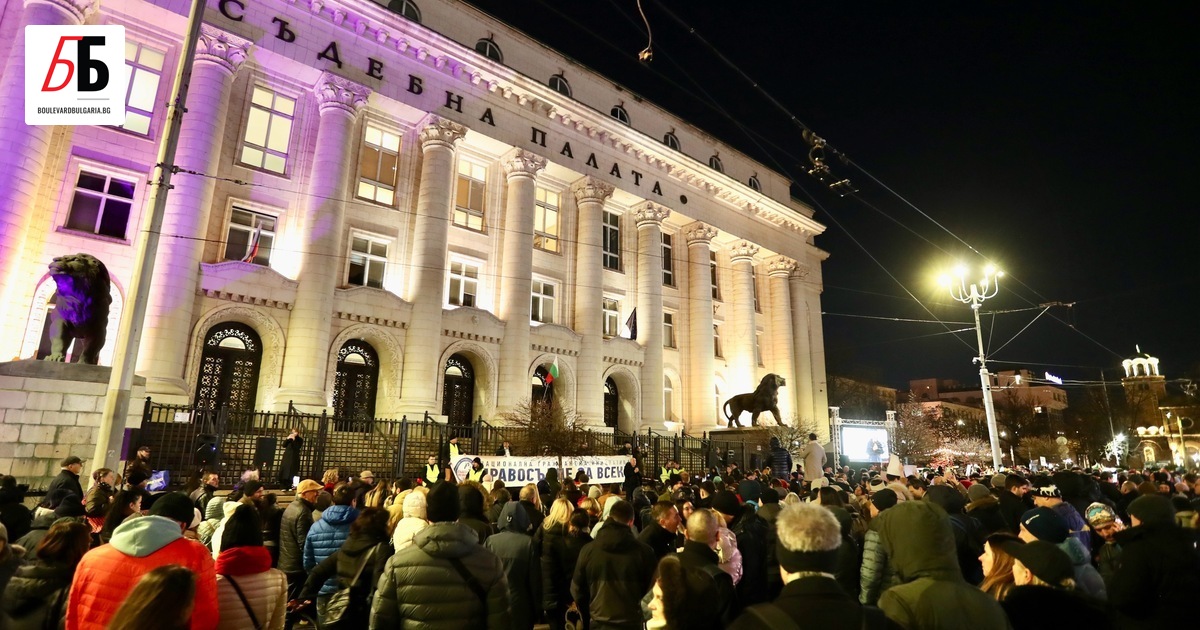 Множество граждани се събраха на протест пред Съдебната палата с