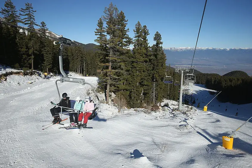 Полиция проверява инцидент с дете, блъснато от моторна шейна на ски писта в Банско