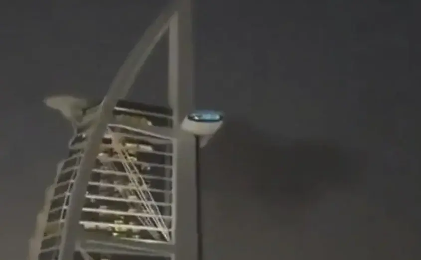 Ирански ракетни удари нанесоха щети на летището в Дубай и хотела „Бурж ал Араб“