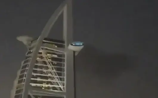 Ирански ракетни удари нанесоха щети на летището в Дубай и хотела „Бурж ал Араб“